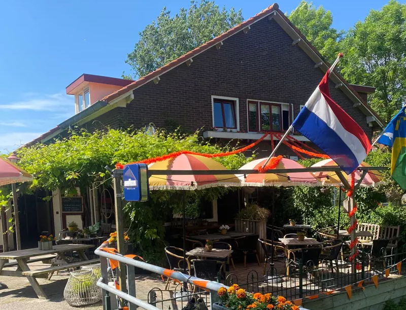 Het terras Bij Zuid in Zuidschermer in oranje sferen